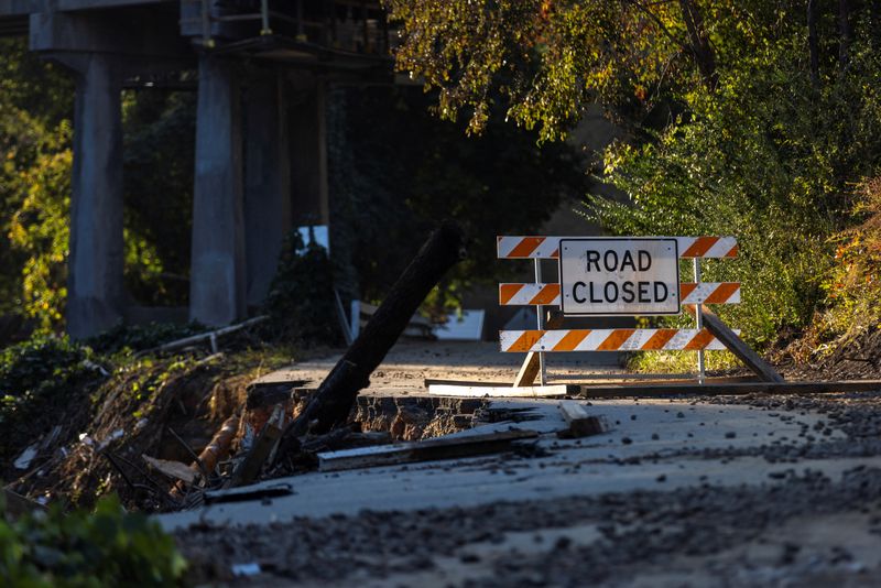 © Reuters. A road remains close following the passing of Hurricane Helene, in Old Fort, North Carolina, U.S., October 7, 2024. REUTERS/Eduardo Munoz