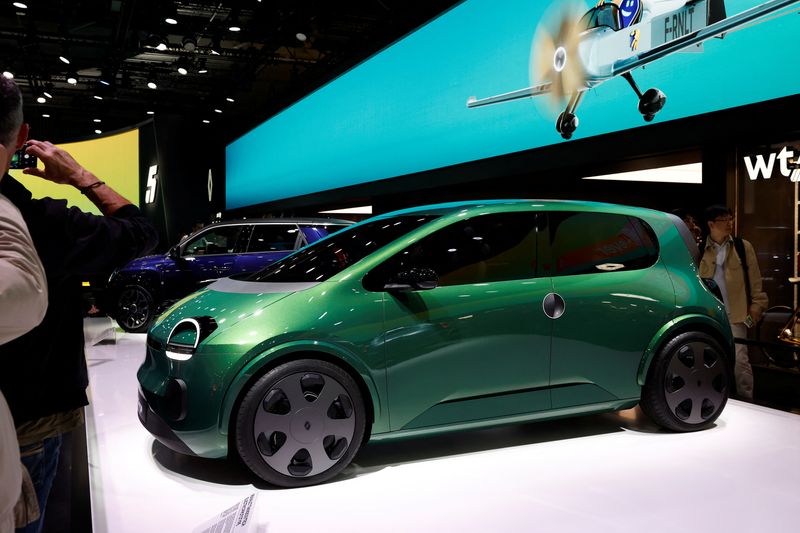 &copy; Reuters. Renault Twingo elétrico no Salão do Automóvel de Paris de 2024, em Paris, Françan15/10/2024nREUTERS/Benoit Tessier 