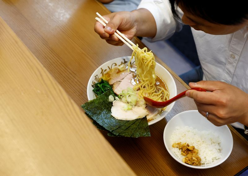 &copy; Reuters. Cliente come rámen em um restaurante em Tóquio, Japãon22/10/2024nREUTERS/Kim Kyung-Hoon