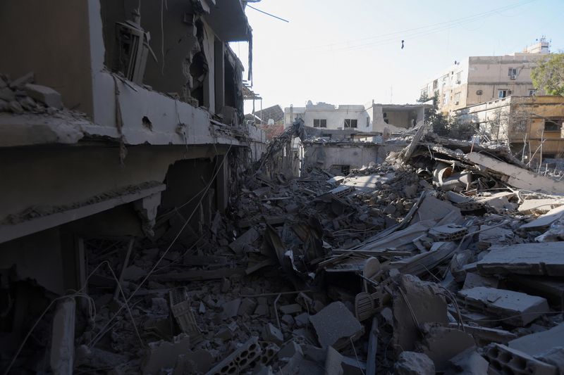 &copy; Reuters. A view of damaged buildings, following Israeli strikes, amid the ongoing hostilities between Hezbollah and Israeli forces, in Tyre, southern Lebanon, October 23, 2024. REUTERS/Aziz Taher