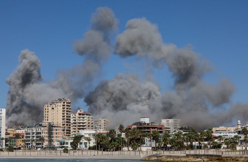 © Reuters. Smoke billows over the UNESCO-listed port city of Tyre after Israeli strikes, amid the ongoing hostilities between Hezbollah and Israeli forces, southern Lebanon October 23, 2024. REUTERS/Aziz Taher