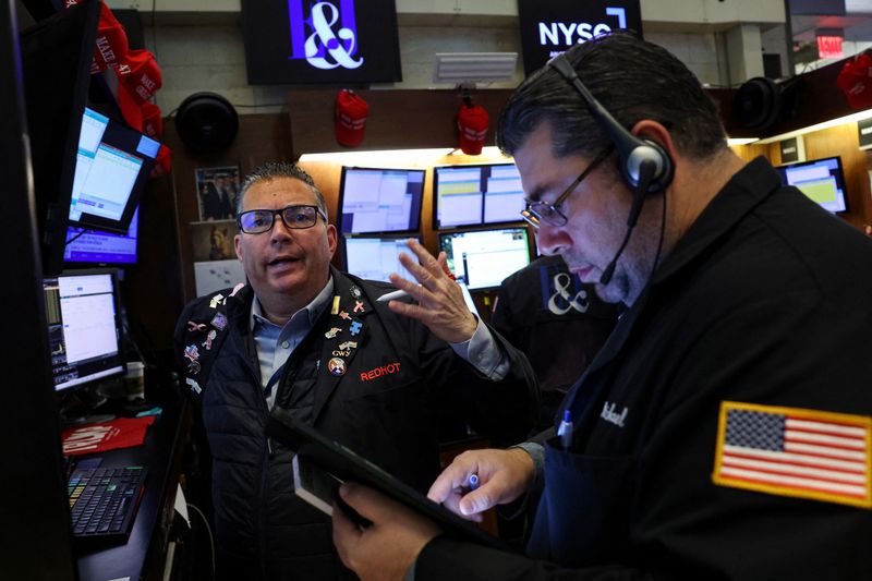 © Reuters. FILE PHOTO: Traders work on the floor at the New York Stock Exchange (NYSE) in New York City, U.S., October 23, 2024.  REUTERS/Brendan McDermid/File Photo