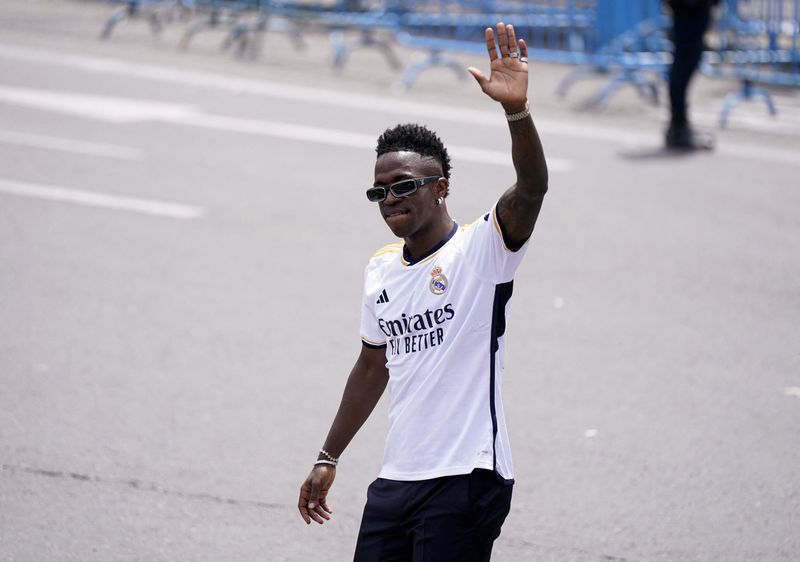 &copy; Reuters. Vinicius Jr acena para torcedores durante comemorações do título espanhol do Real Madrid na temporada 2023/2024n12/05/2024 REUTERS/Ana Beltran