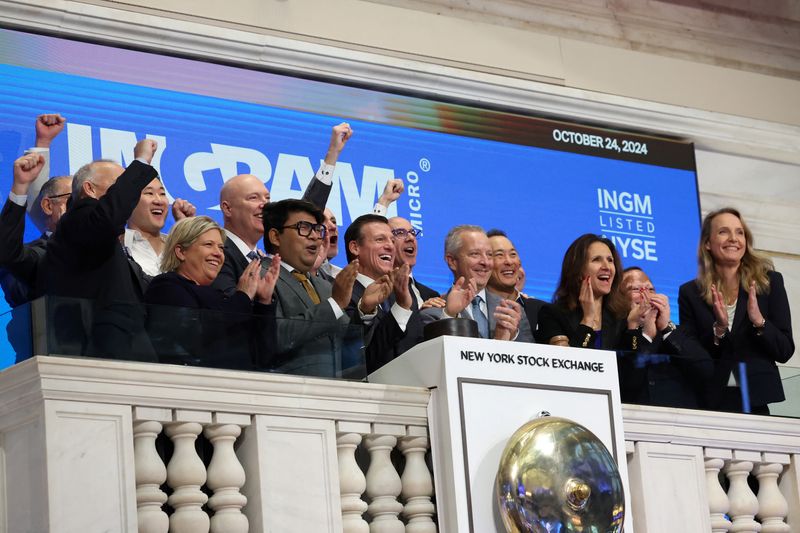 ©Reuters. Paul Bay, CEO of Ingram Micro, opens the bell during the company's initial public offering on the New York Stock Exchange (NYSE) in New York, U.S., October 24, 2024. REUTERS/Brendan McDermid