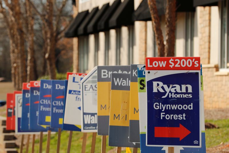 © Reuters. FILE PHOTO: Real estate signs advertise new homes for sale in multiple new developments in York County, South Carolina, U.S., February 29, 2020.  REUTERS/Lucas Jackson/File Photo