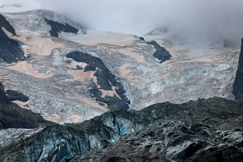 © Reuters. FILE PHOTO: Crevasses and Sahara dust are seen on the Morteratsch Glacier amid climate change, in Pontresina, Switzerland, September 3, 2024. REUTERS/Denis Balibouse/File Photo