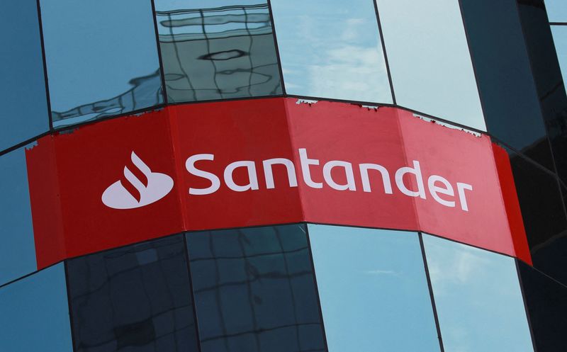 &copy; Reuters. FILE PHOTO: The logo of Santander bank is seen on the facade of the corporate building in Mexico City, Mexico  June 14, 2024. REUTERS/Henry Romero/File Photo