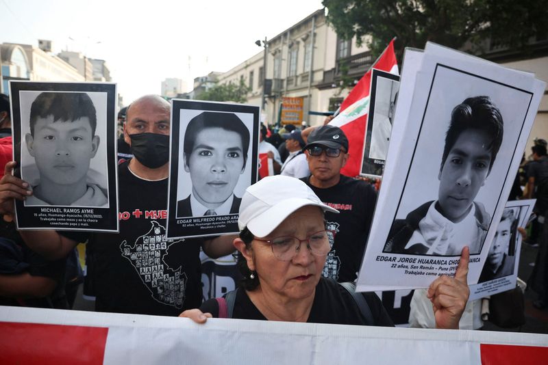 © Reuters. Demonstrators hold pictures during a protest in front of the Congress as Peruvian transport unions go on strike to demand greater protection from authorities amid a wave of extortion and attacks in Lima, Peru, October 23, 2024. REUTERS/Sebastian Castaneda