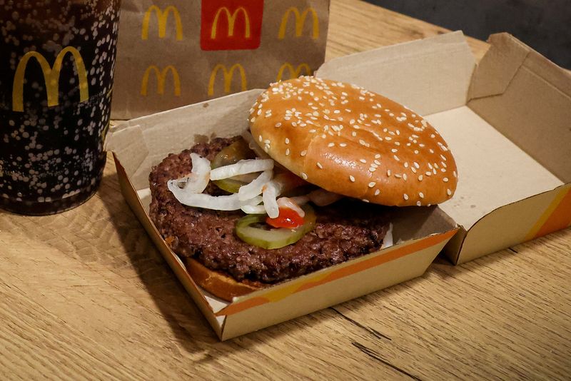 &copy; Reuters. A McDonald's Quarter Pounder hamburger and coke, are seen in an illustration picture taken in New York City, U.S., October 24, 2024.  REUTERS/Brendan McDermid