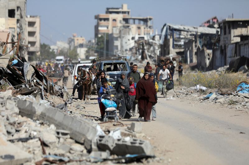 &copy; Reuters. FILE PHOTO: Displaced Palestinians ordered by the Israeli military to evacuate the northern part of Gaza flee amid an Israeli military operation, in Jabalia in the northern Gaza Strip, October 22, 2024. REUTERS/Dawoud Abu Alkas/File Photo