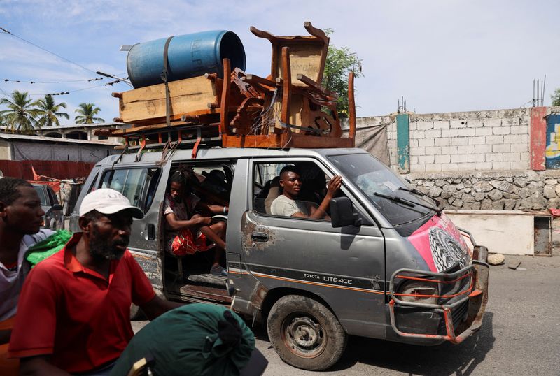 &copy; Reuters. People flee their homes from gang violence, in Port-au-Prince, Haiti October 20, 2024. REUTERS/Ralph Tedy Erol       TPX IMAGES OF THE DAY