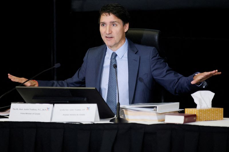 © Reuters. FILE PHOTO: Canada's Prime Minister Justin Trudeau takes part in public hearings for an independent commission probing alleged foreign interference in Canadian elections in Ottawa, Ontario, Canada October 16, 2024. REUTERS/Blair Gable/File Photo