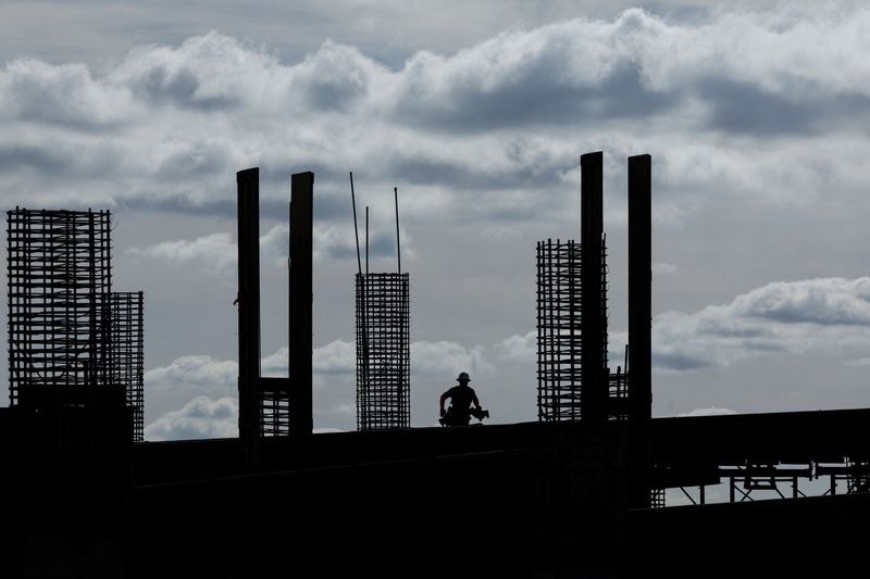 © Reuters. FILE PHOTO: A construction worker is silhouetted against the morning sky, March 5, 2024.  REUTERS/Mike Blake