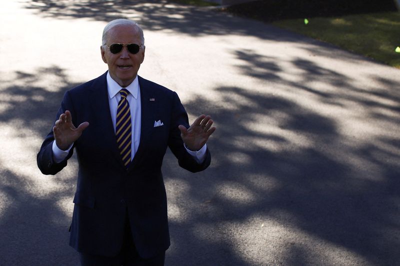 © Reuters. U.S. President Joe Biden speaks to the media before departing for Phoenix, Arizona from the South Lawn of the White House in Washington, U.S., October 24, 2024. REUTERS/Kaylee Greenlee Beal