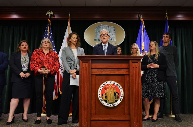 © Reuters. Los Angeles County District Attorney George Gascon speaks during a news conference to announce a decision in the case of brothers Erik and Lyle Menendez, who have spent 34 years in prison for the shotgun murder of their parents, at his office in Los Angeles, California, U.S., October 24, 2024.  REUTERS/Mike Blake