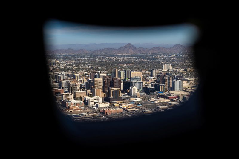 © Reuters. An aerial view shows the city skyline of Phoenix, Arizona, U.S. October 24, 2024. REUTERS/Carlos Barria