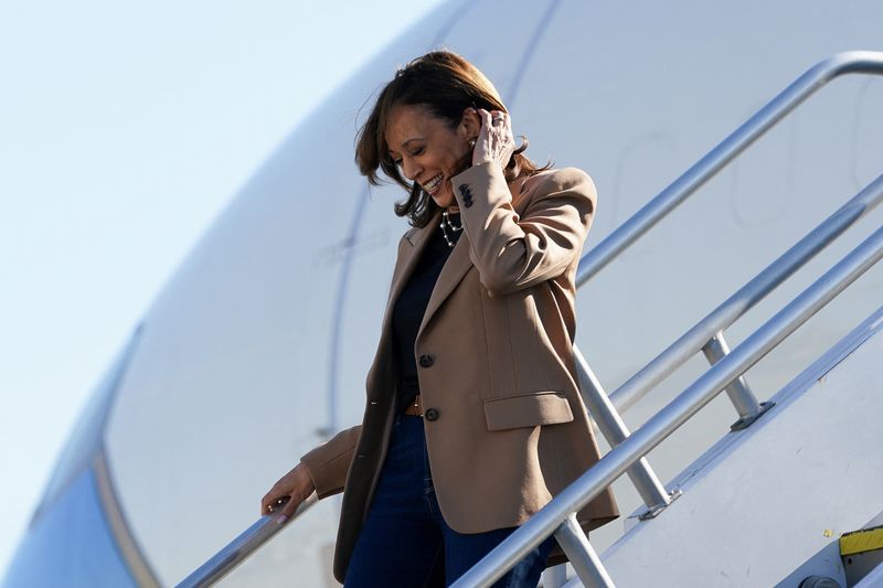 © Reuters. Democratic presidential nominee U.S. Vice President Kamala Harris disembarks Air Force Two upon her arrival in Atlanta, Georgia, U.S., October 24, 2024. REUTERS/Kevin Lamarque