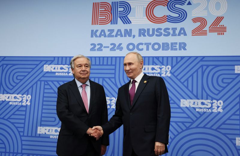 © Reuters. Russian President Vladimir Putin shakes hands with U.N. Secretary General Antonio Guterres during a meeting on the sidelines of the BRICS summit in Kazan, Russia October 24, 2024. Sputnik/Mikhail Metzel/Pool via REUTERS