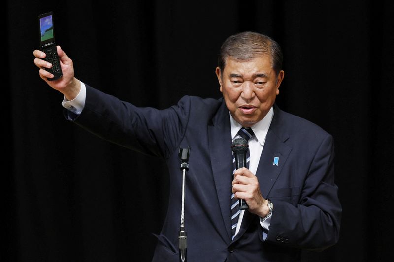 © Reuters. Japanese Prime Minister Shigeru Ishiba makes a speech at a campaign for the upcoming general election in Toyonaka, Osaka Prefecture, Japan, October 24, 2024, in this photo taken by Kyodo. Mandatory credit Kyodo/via REUTERS