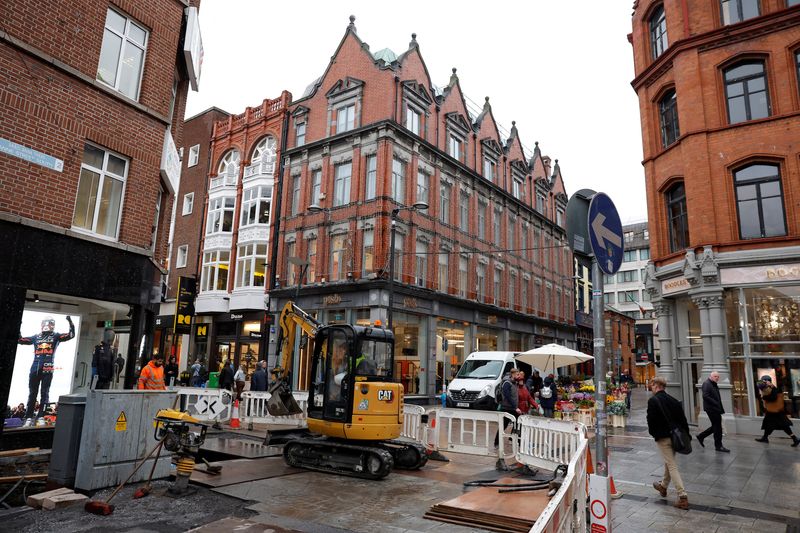 © Reuters. FILE PHOTO: General view of construction on a main shopping street, in Dublin, Ireland September 26, 2024. REUTERS/Clodagh Kilcoyne/File Photo