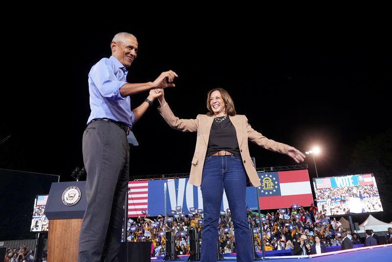 © Reuters. Former U.S. President Barack Obama attends a rally for Democratic presidential nominee U.S. Vice President Kamala Harris in Georgia, U.S., October 24, 2024. REUTERS/Kevin Lamarque