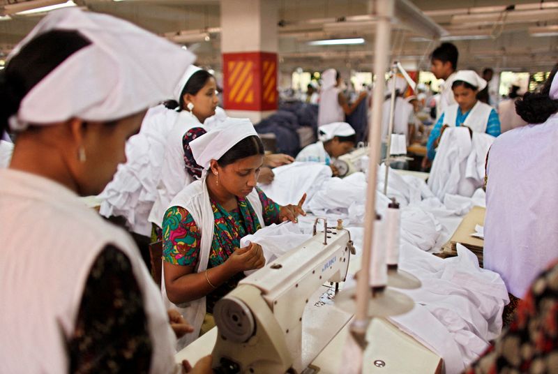 © Reuters. FILE PHOTO: Women work at a garment factory in Gazipur May 11, 2010. REUTERS/Andrew Biraj/File Photo