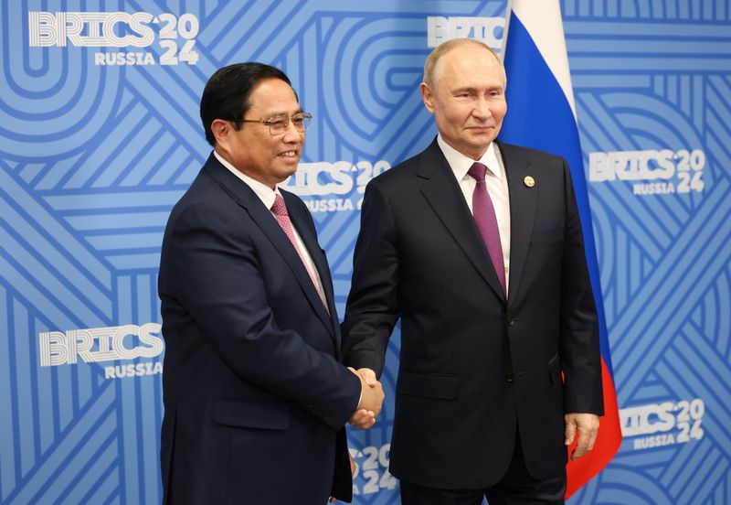 © Reuters. Russian President Vladimir Putin shakes hands with Vietnamese Prime Minister Pham Minh Chinh during a meeting on the sidelines of the BRICS summit in Kazan, Russia October 24, 2024. Sputnik/Alexander Kazakov/Pool via REUTERS