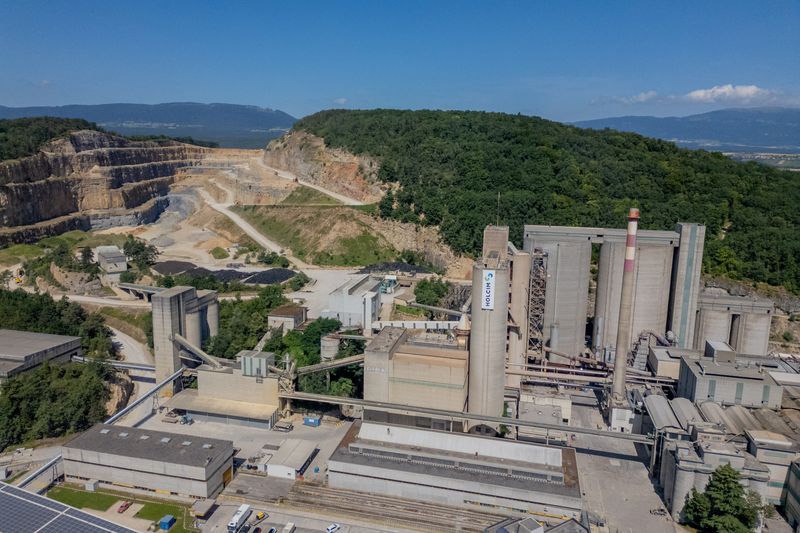 &copy; Reuters. A drone view shows the Mormont Hill and the plant of cement maker Holcim in Eclepens near Lausanne, Switzerland, July 25, 2024. REUTERS/Denis Balibouse/ File Photo