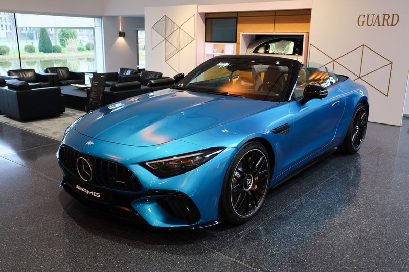 © Reuters. A Mercedes-AMG SL 63 4MATIC+ car is displayed in a showroom at Mercedes-Benz competence center, in Sindelfingen near Stuttgart, Germany, March 4, 2024. REUTERS/Wolfgang Rattay/ File Photo