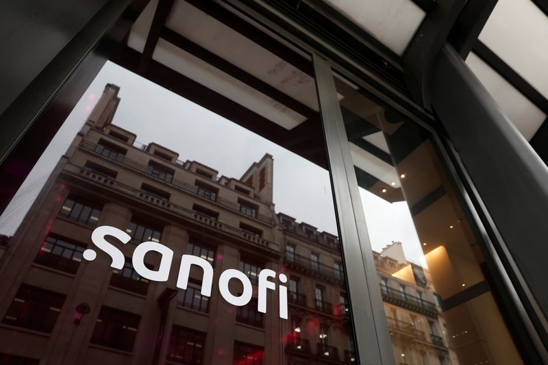 © Reuters. Sanofi logo at the company's headquarters during the annual results news conference in Paris, France, February 4, 2022. REUTERS/Benoit Tessier/ File Photo