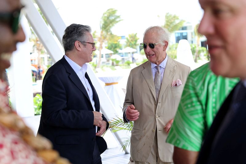 © Reuters. King Charles III speaks with Prime Minister of the United Kingdom Keir Starmer at the New Heads of Government Reception at Taumeasina Island Resort on October 25, 2024 in Apia, Samoa.  Chris Jackson/Pool via REUTERS