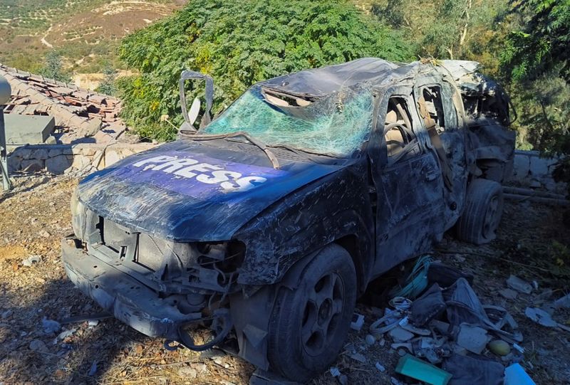 © Reuters. A view shows a damaged Press vehicle at the site of an Israeli strike that killed few media staff staying at a guesthouse where several other reporters were staying, Lebanese media said, in Hasbaya, Lebanon October 25, 2024. REUTERS/Stringer