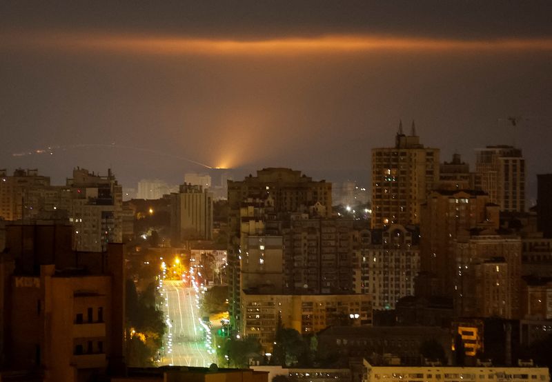 © Reuters. An explosion of a drone is seen in the sky over the city during a Russian drone strike, amid Russia's attack on Ukraine, in Kyiv, Ukraine October 25, 2024. REUTERS/Gleb Garanich