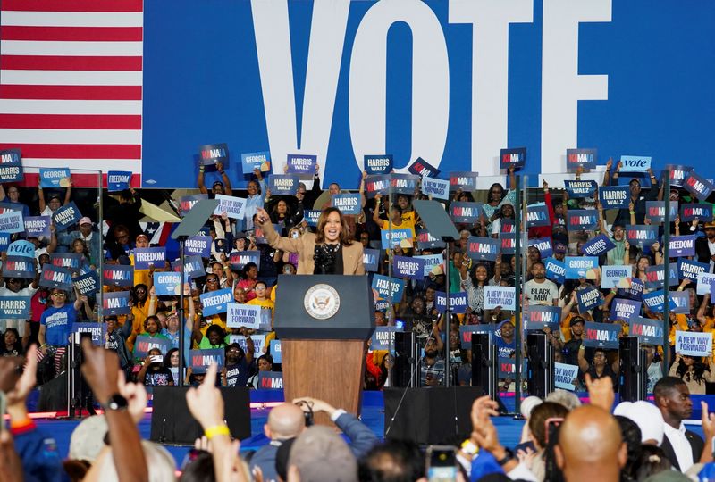 &copy; Reuters. Supporters hold up signs as Democratic presidential nominee U.S. Vice President Kamala Harris speaks during her campaign rally along with former U.S. President Barack Obama in Atlanta, Georgia, U.S., October 24, 2024. REUTERS/Megan Varner