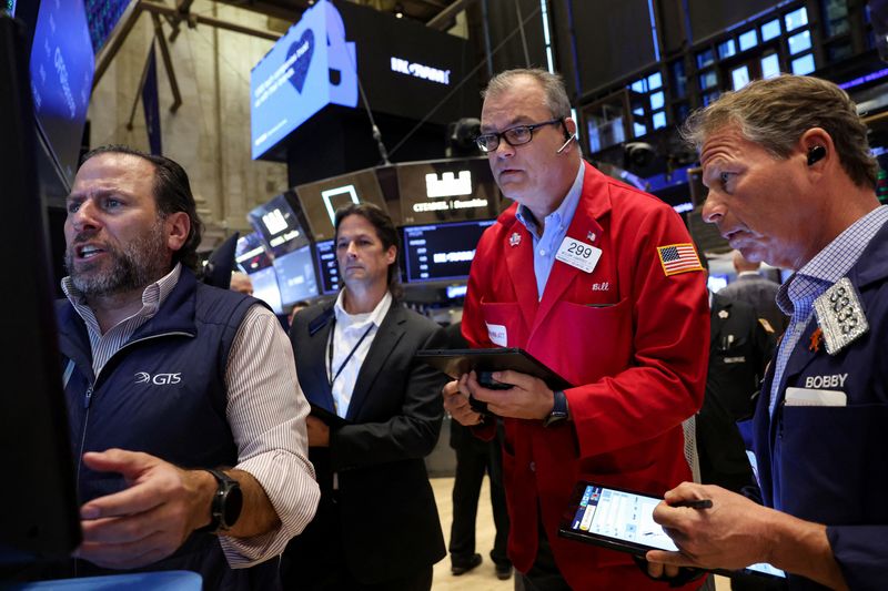 © Reuters. Traders work on the floor at the New York Stock Exchange (NYSE) in New York City, U.S., October 24, 2024. REUTERS/Brendan McDermid/File Photo