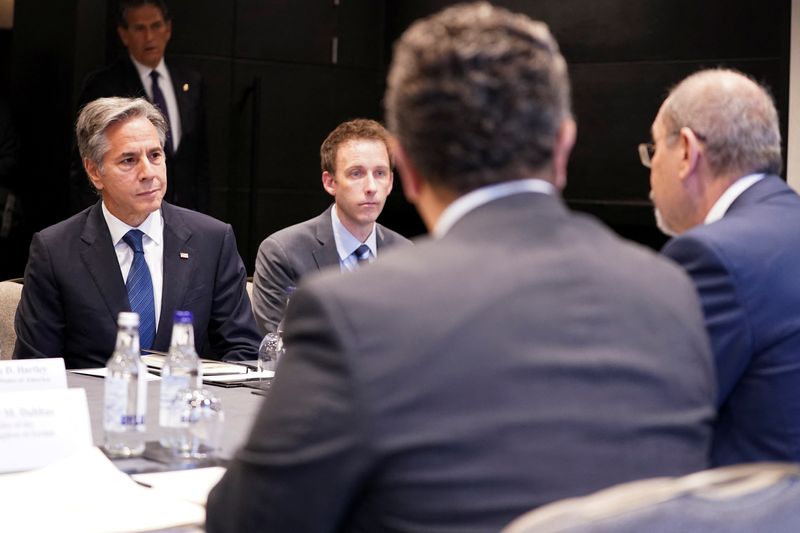 &copy; Reuters. U.S. Secretary of State Antony Blinken, flanked by Counselor of the U.S. Department of State Tom Sullivan, meets with Jordanian Foreign Minister Ayman Safadi in London, Britain, October 25, 2024. REUTERS/Nathan Howard/Pool