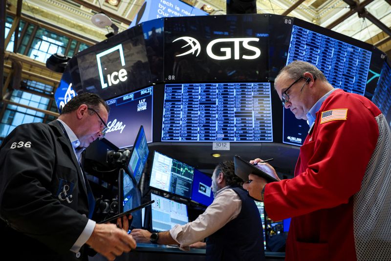 © Reuters. Traders work on the floor at the New York Stock Exchange (NYSE) in New York City, U.S., October 24, 2024.  REUTERS/Brendan McDermid/File Photo