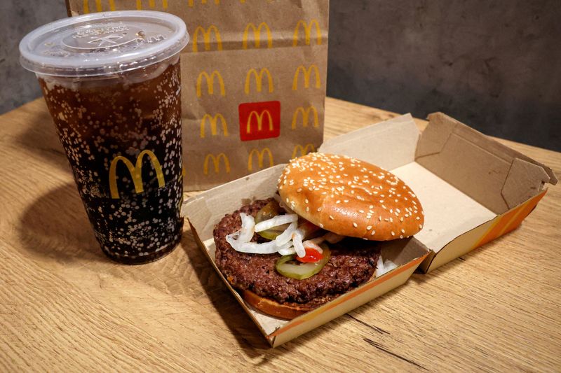 &copy; Reuters. FILE PHOTO: A McDonald's Quarter Pounder hamburger and coke, are seen in an illustration picture taken in New York City, U.S., October 24, 2024.  REUTERS/Brendan McDermid/File Photo