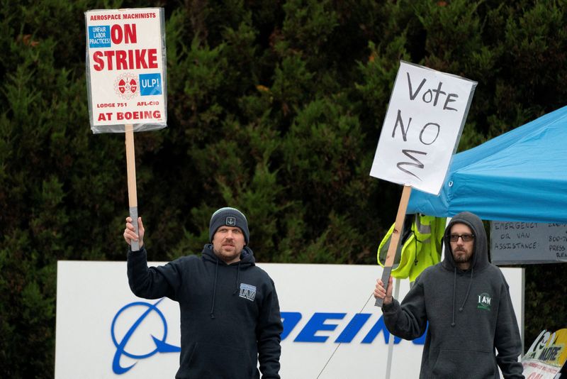 &copy; Reuters. FILE PHOTO: Boeing workers from the International Association of Machinists and Aerospace Workers District 751 gather on a picket line near the entrance to a Boeing production facility on the day of a vote on a new contract proposal during an ongoing stri