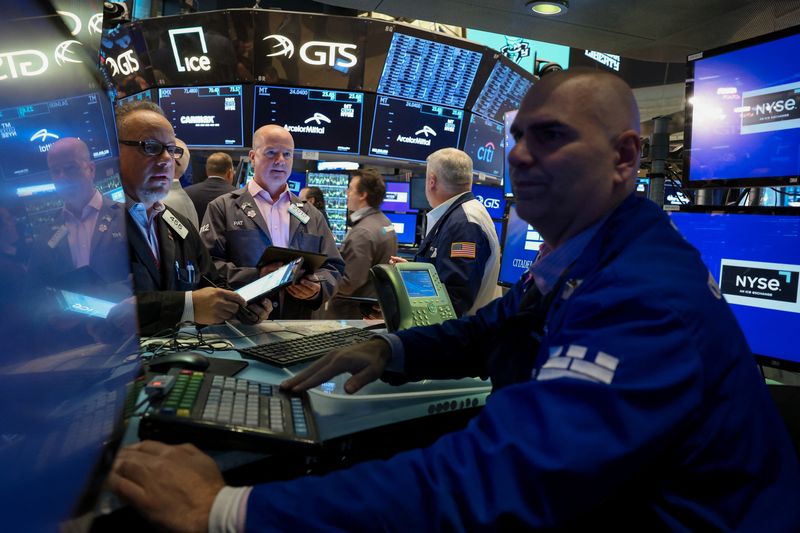 &copy; Reuters. Traders work on the floor at the New York Stock Exchange (NYSE) in New York City, U.S., October 23, 2024.  REUTERS/Brendan McDermid/File Photo