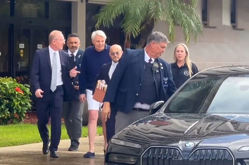 &copy; Reuters. FILE PHOTO: Mike Jeffries, the former longtime chief executive of Abercrombie & Fitch, leaves federal court after he was criminally charged with sex trafficking and prostitution involving dozens of men, in West Palm Beach, Florida, U.S. October 22, 2024 i