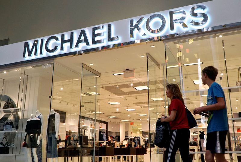 © Reuters. People walk by a Michael Kors store in Lakewood, Colorado June 1, 2016. REUTERS/Rick Wilking/File Photo