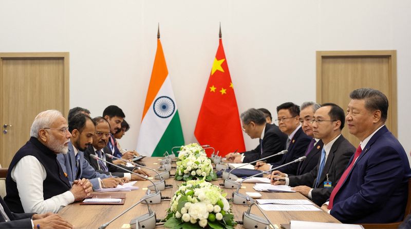 © Reuters. Indian Prime Minister Narendra Modi and Chinese President Xi Jinping attend a meeting on the sidelines of the BRICS summit in Kazan, Russia October 23, 2024. India's Press Information Bureau/Handout via REUTERS