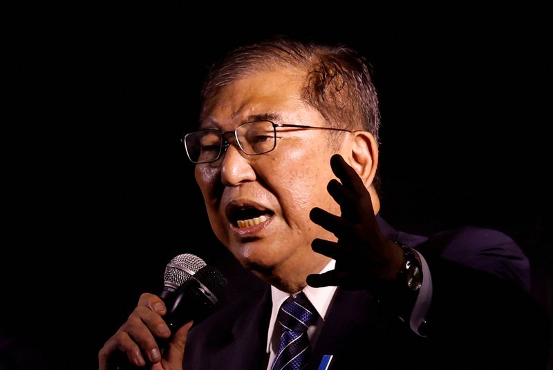 &copy; Reuters. FILE PHOTO: Japan's Prime Minister Shigeru Ishiba, leader of the Liberal Democratic Party, makes a speech at a campaign for the upcoming general election in Kashiwa, Chiba Prefecture, Japan October 23, 2024. REUTERS/Kim Kyung-Hoon/File Photo