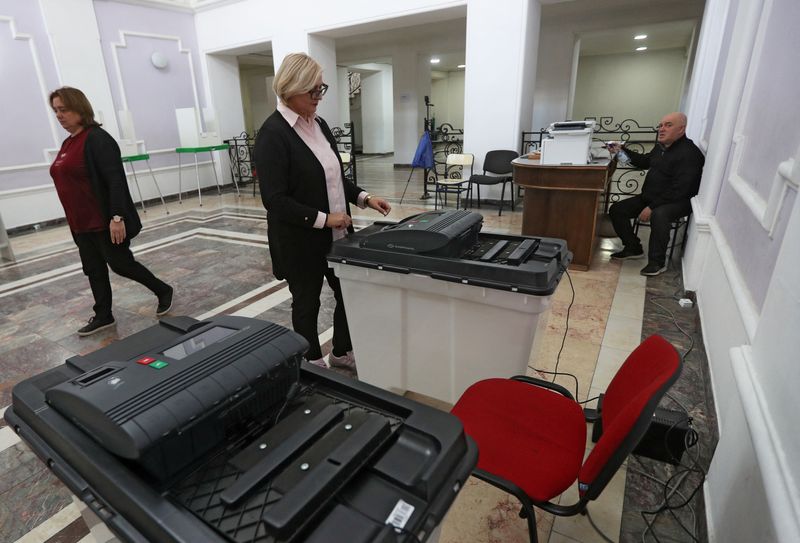 &copy; Reuters. A member of an electoral commission checks a ballot box at a polling station on the eve of the parliamentary elections in Tbilisi, Georgia October 25, 2024. REUTERS/Irakli Gedenidze