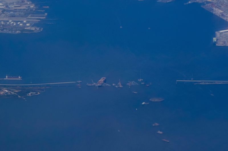 © Reuters. FILE PHOTO: Wreckage of the collapsed Francis Scott Key Bridge and the container ship Dali are seen from Air Force One, in Baltimore, Maryland, U.S., April 16, 2024. REUTERS/Elizabeth Frantz/ File Photo