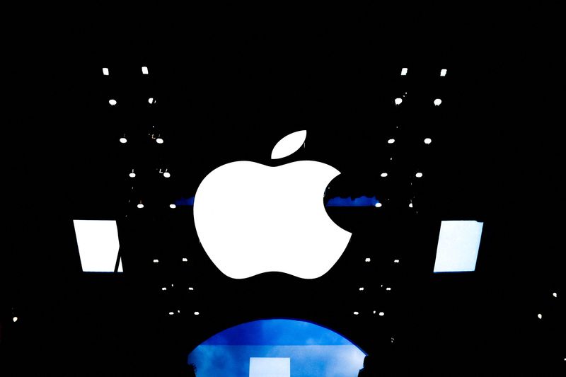 &copy; Reuters. Logo da Apple em loja em Paris, França n06/03/2024nREUTERS/Gonzalo Fuentes
