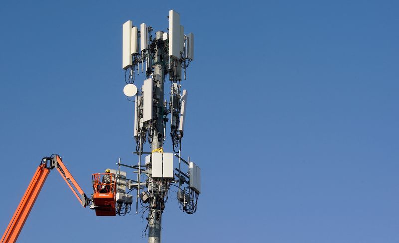 &copy; Reuters. FILE PHOTO: A contract crew from Verizon installs 5G telecommunications equipment on a tower in Orem, Utah, U.S. December 3, 2019. REUTERS/George Frey/File Photo