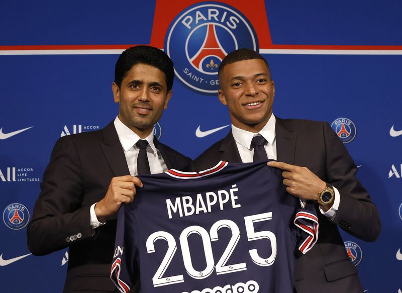 &copy; Reuters. Kylian Mbappé ao lado do presidente do Paris St Germain, Nasser Al-Khelaifi, durante entrevista coletivan23/05/2022 REUTERS/Christian Hartmann