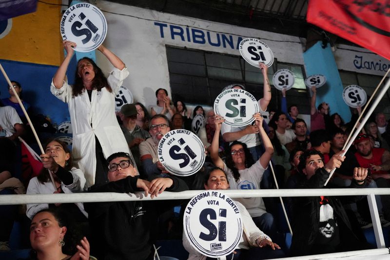 &copy; Reuters. FILE PHOTO: Supporters of a referendum that seeks to push back retirement age from 65 to 60 attend a closing rally, before casting their votes in the referendum and presidential election on Sunday, in Montevideo, Uruguay October 24, 2024. REUTERS/Mariana 